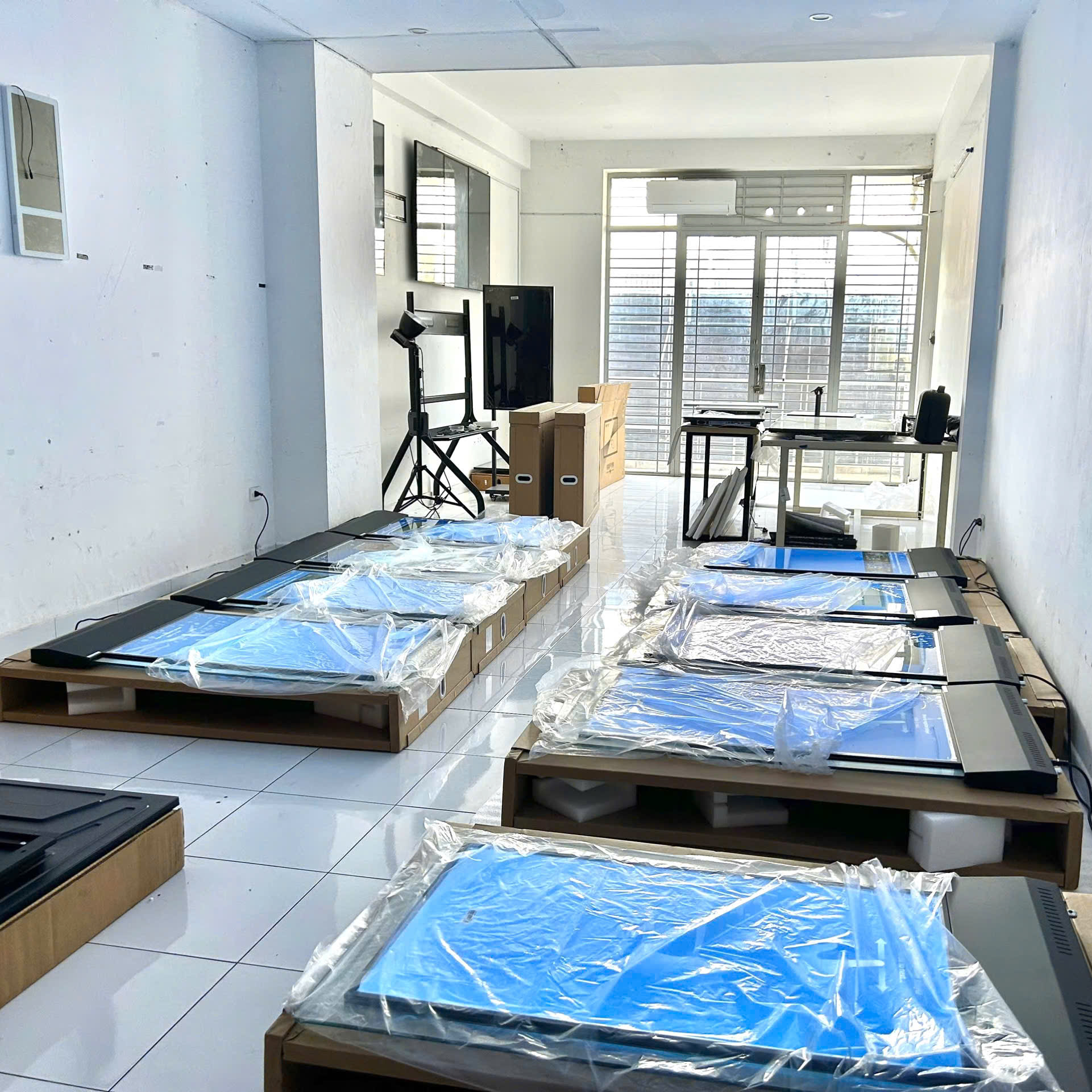 Hình ảnh showroom, kho